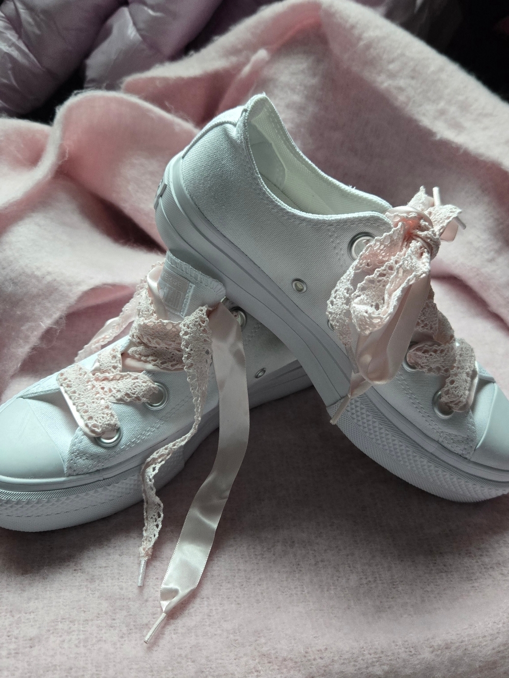 NWOT. Converse White Platform Canvas Sneakers with 2 Sets Of Pink Laces. Size 8